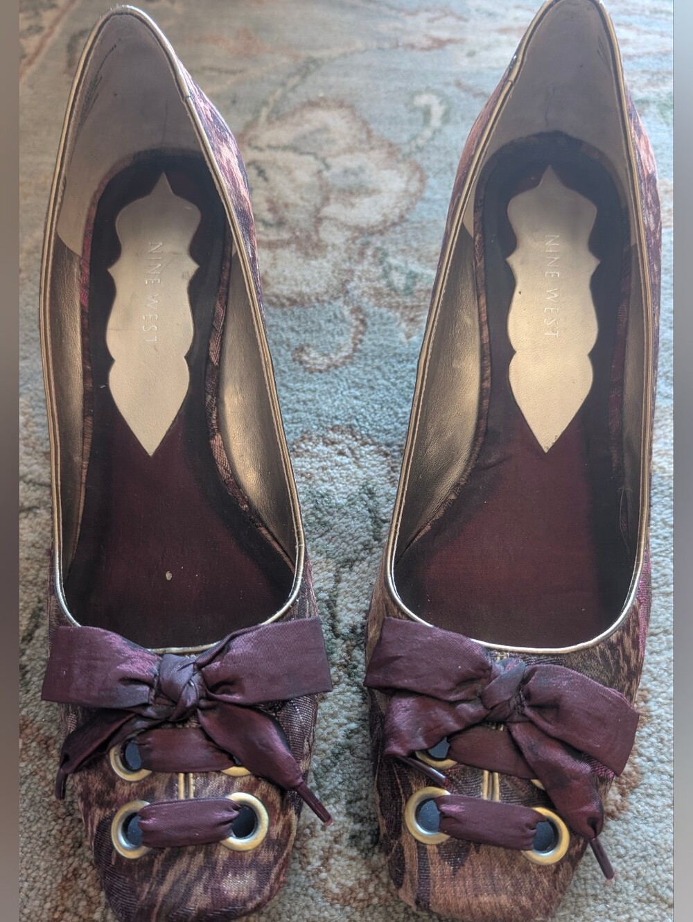 Gorgeous Nine West Burgundy Floral Bow Loafers with Gold Eyelets